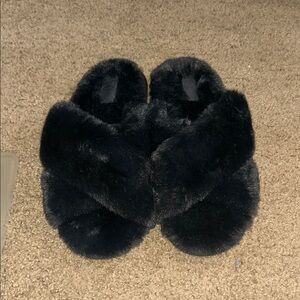 Women's Black Fuzzy Slippers